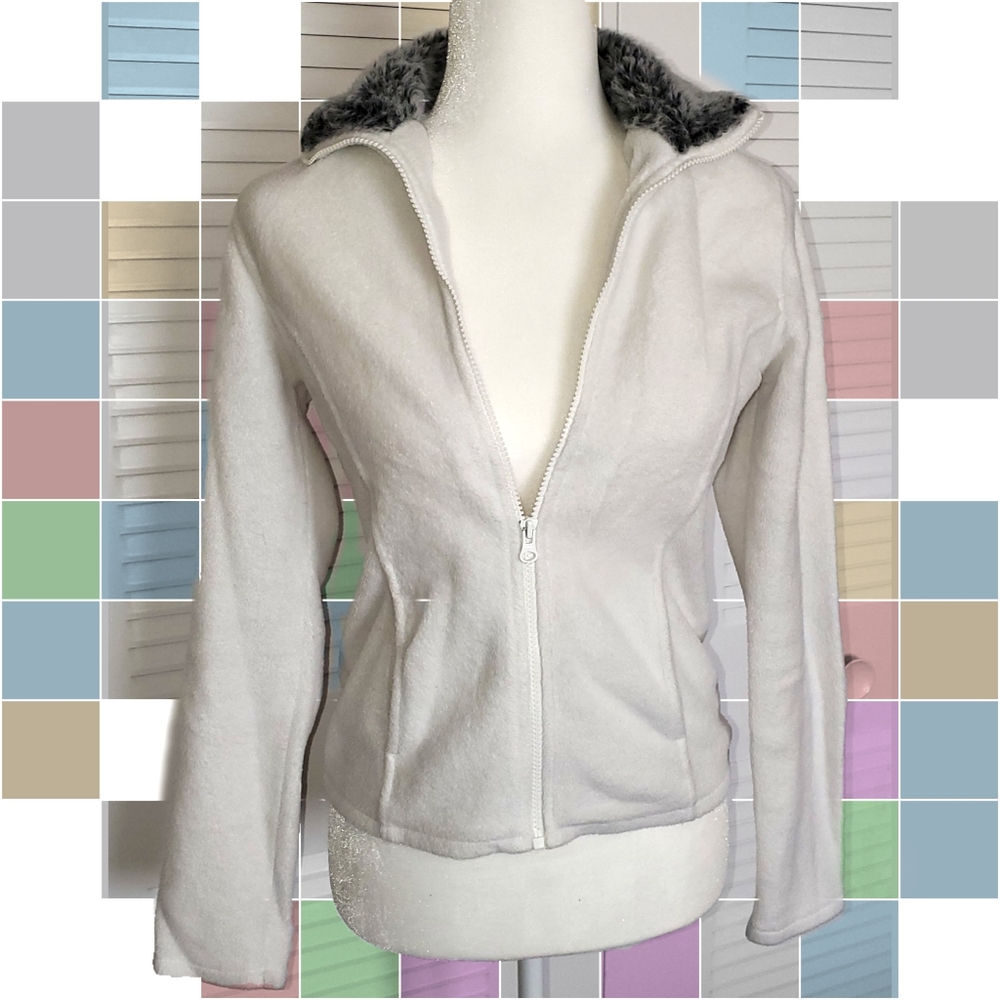 Warm and soft jacket with faux fur collar